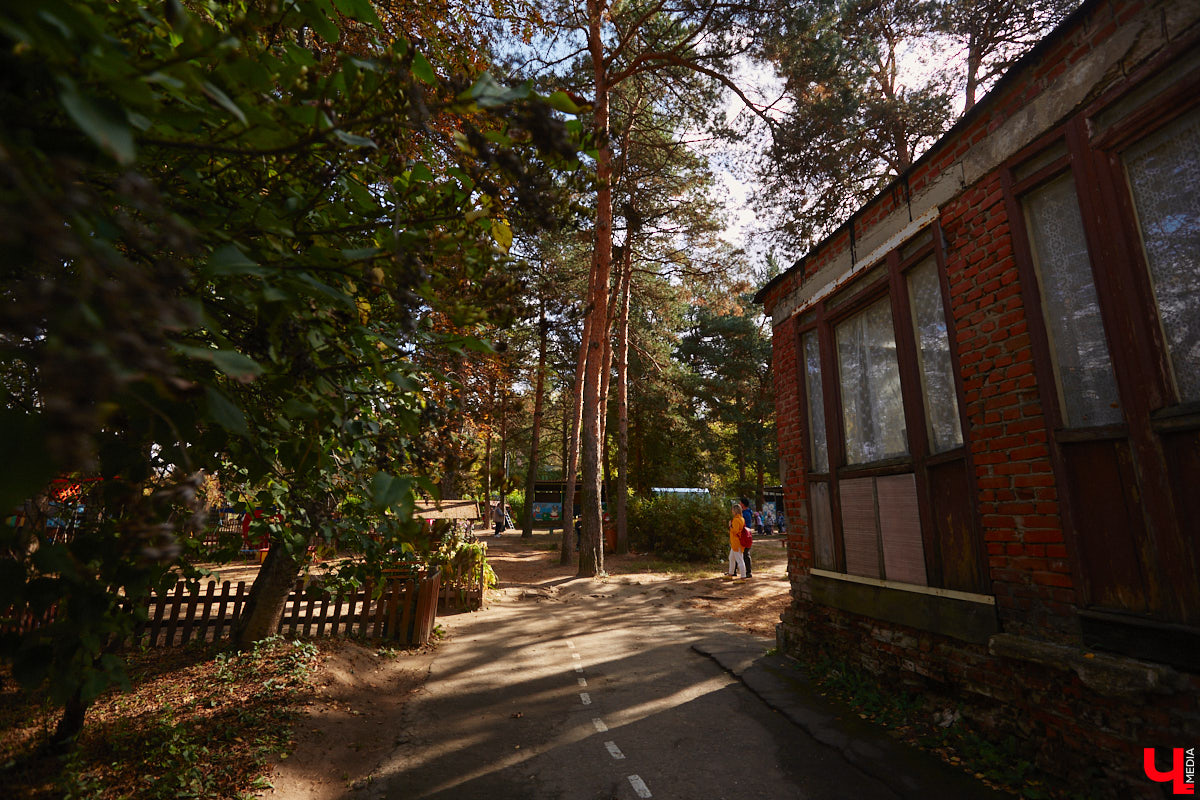 Однажды в общественном транспорте две женщины громко спорили, где растут самые вкусные яблоки. Одна говорила, что в МЮДе, другая уверяла, что в поселке Садовом. И обе оказались правы. Что еще интересного есть в этом районе, на сегодняшней экскурсии нам поведал местный художник Антон Ёжкин.