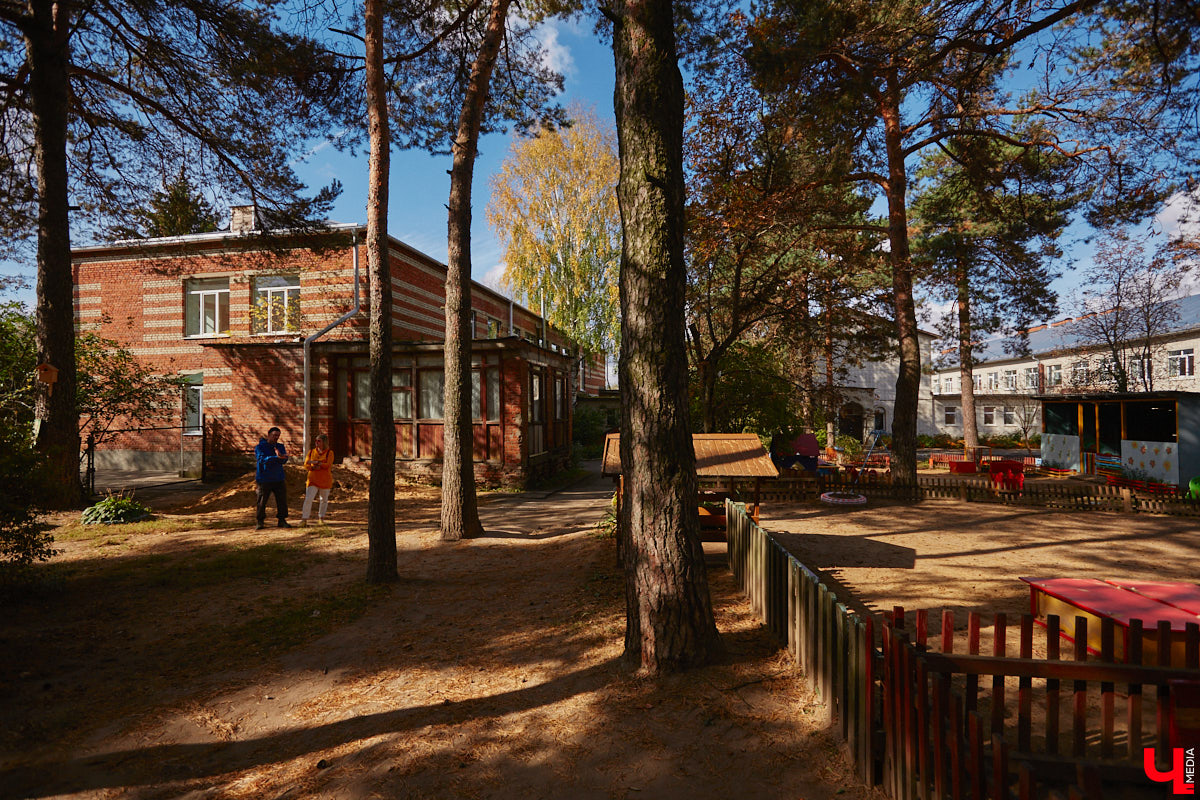 Однажды в общественном транспорте две женщины громко спорили, где растут самые вкусные яблоки. Одна говорила, что в МЮДе, другая уверяла, что в поселке Садовом. И обе оказались правы. Что еще интересного есть в этом районе, на сегодняшней экскурсии нам поведал местный художник Антон Ёжкин.
