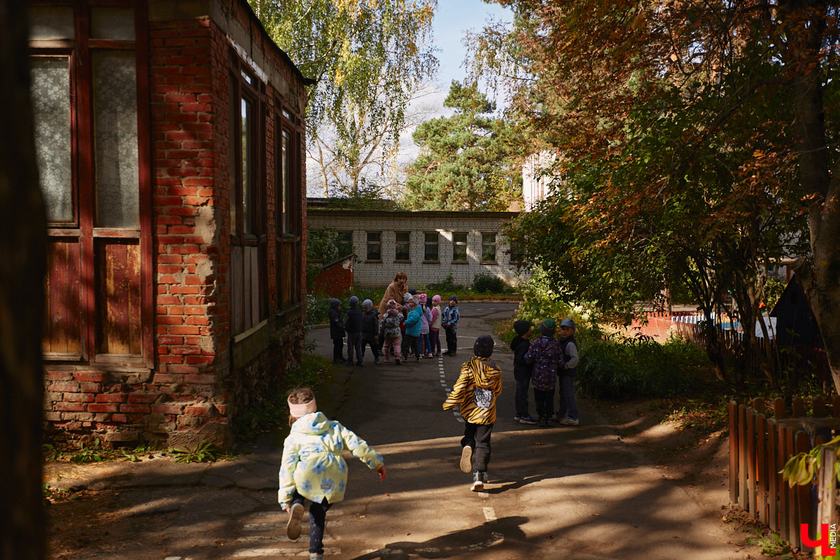 Однажды в общественном транспорте две женщины громко спорили, где растут самые вкусные яблоки. Одна говорила, что в МЮДе, другая уверяла, что в поселке Садовом. И обе оказались правы. Что еще интересного есть в этом районе, на сегодняшней экскурсии нам поведал местный художник Антон Ёжкин.