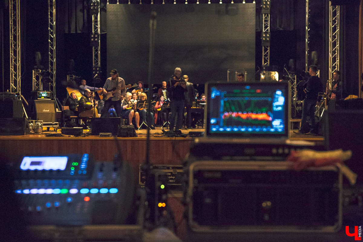 Даже владимирские герои рока — группа «Рекорд Оркестр» — не смогли обойти День учителя стороной. По этому случаю команда записала и выпустила новую песню. Предлагаем вместе ее послушать!