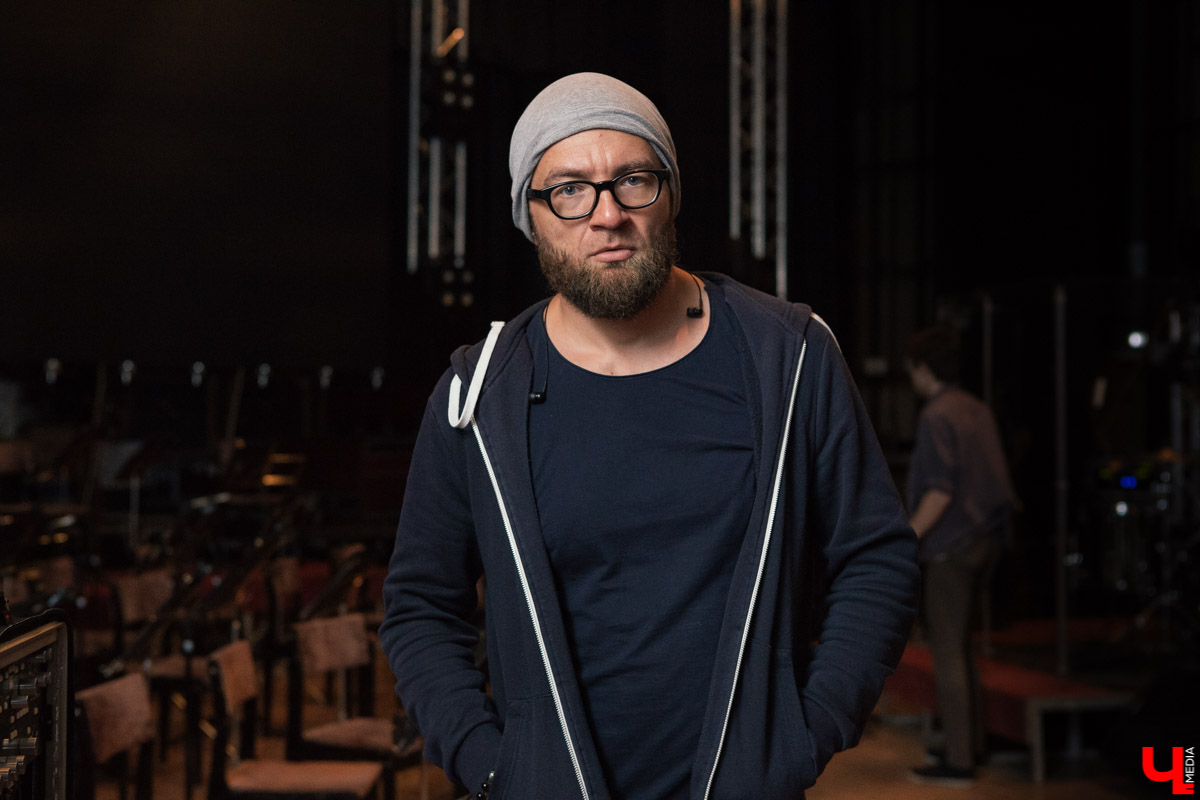 Даже владимирские герои рока — группа «Рекорд Оркестр» — не смогли обойти День учителя стороной. По этому случаю команда записала и выпустила новую песню. Предлагаем вместе ее послушать!