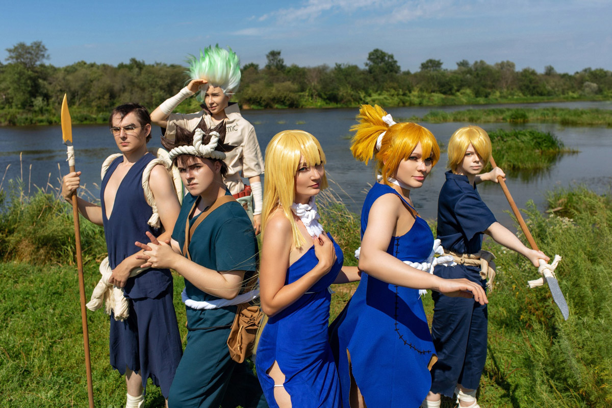 Участники косплей-команды из Владимирской области организовали фотосессию на тему популярного аниме. Все костюмы ребята сделали своими руками. В результате персонажи «Доктора Стоуна» материализовались прямо на берегу реки Клязьмы.