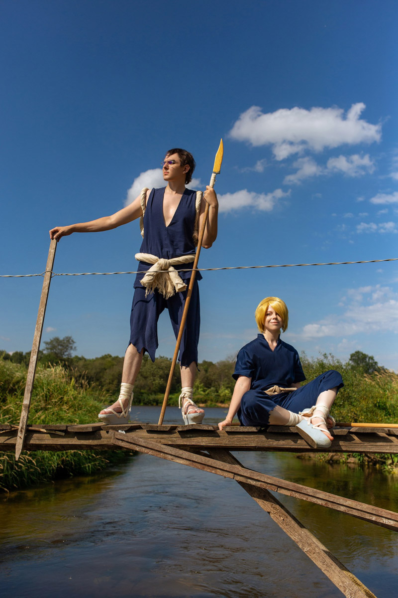 Участники косплей-команды из Владимирской области организовали фотосессию на тему популярного аниме. Все костюмы ребята сделали своими руками. В результате персонажи «Доктора Стоуна» материализовались прямо на берегу реки Клязьмы.