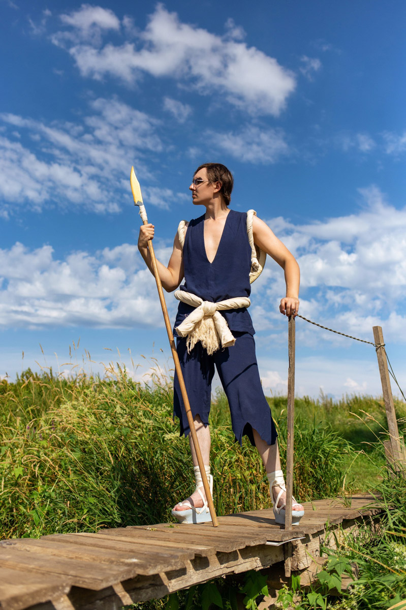 Участники косплей-команды из Владимирской области организовали фотосессию на тему популярного аниме. Все костюмы ребята сделали своими руками. В результате персонажи «Доктора Стоуна» материализовались прямо на берегу реки Клязьмы.