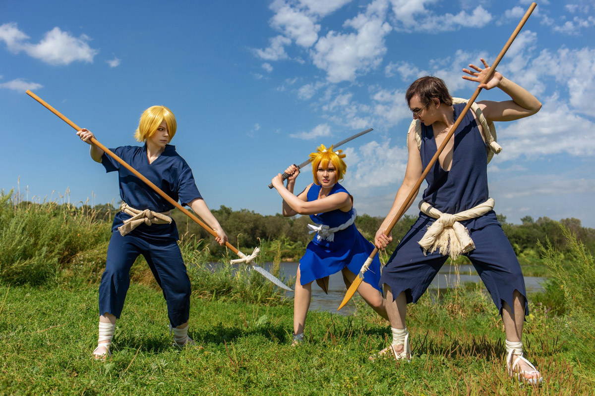Участники косплей-команды из Владимирской области организовали фотосессию на тему популярного аниме. Все костюмы ребята сделали своими руками. В результате персонажи «Доктора Стоуна» материализовались прямо на берегу реки Клязьмы.