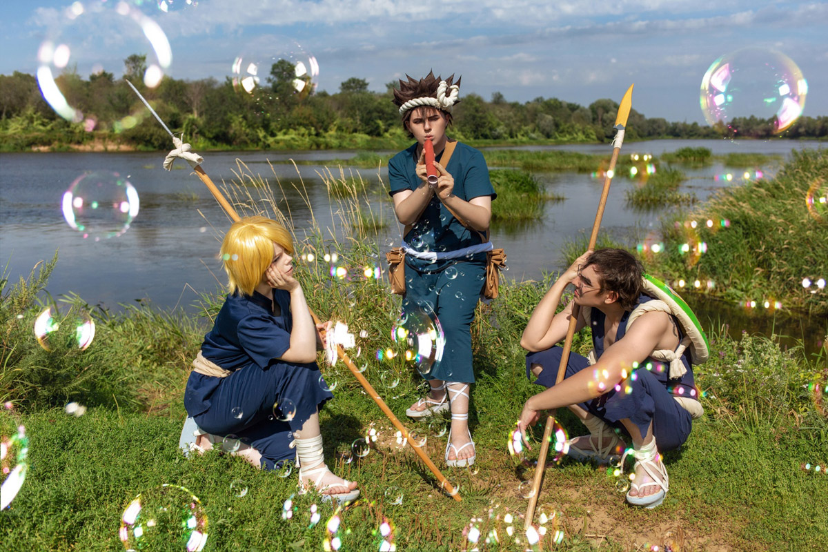 Участники косплей-команды из Владимирской области организовали фотосессию на тему популярного аниме. Все костюмы ребята сделали своими руками. В результате персонажи «Доктора Стоуна» материализовались прямо на берегу реки Клязьмы.