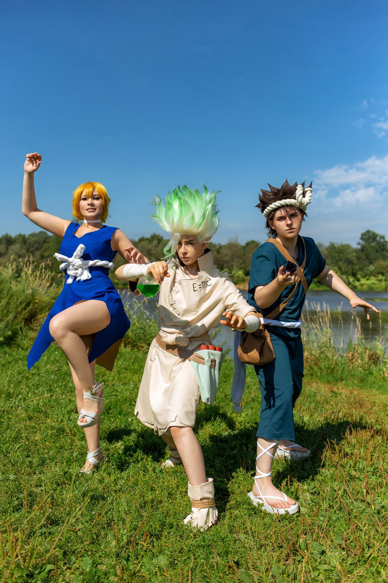 Участники косплей-команды из Владимирской области организовали фотосессию на тему популярного аниме. Все костюмы ребята сделали своими руками. В результате персонажи «Доктора Стоуна» материализовались прямо на берегу реки Клязьмы.