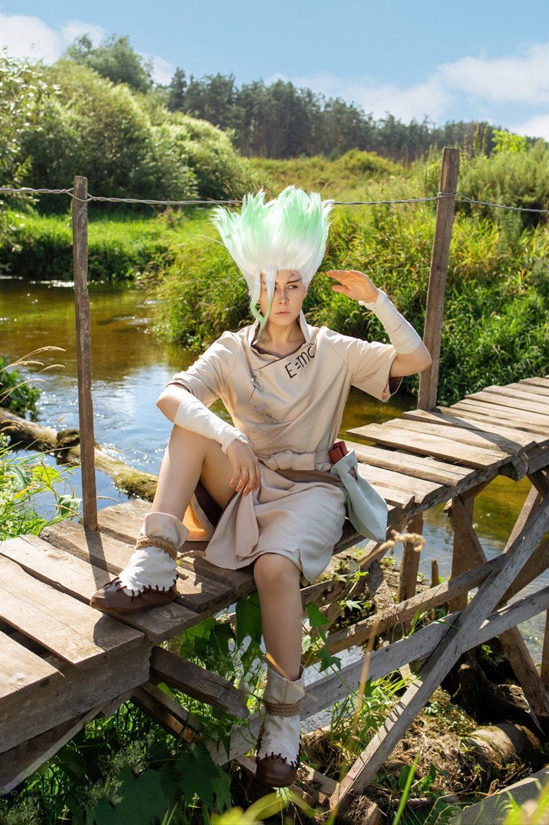 Участники косплей-команды из Владимирской области организовали фотосессию на тему популярного аниме. Все костюмы ребята сделали своими руками. В результате персонажи «Доктора Стоуна» материализовались прямо на берегу реки Клязьмы.