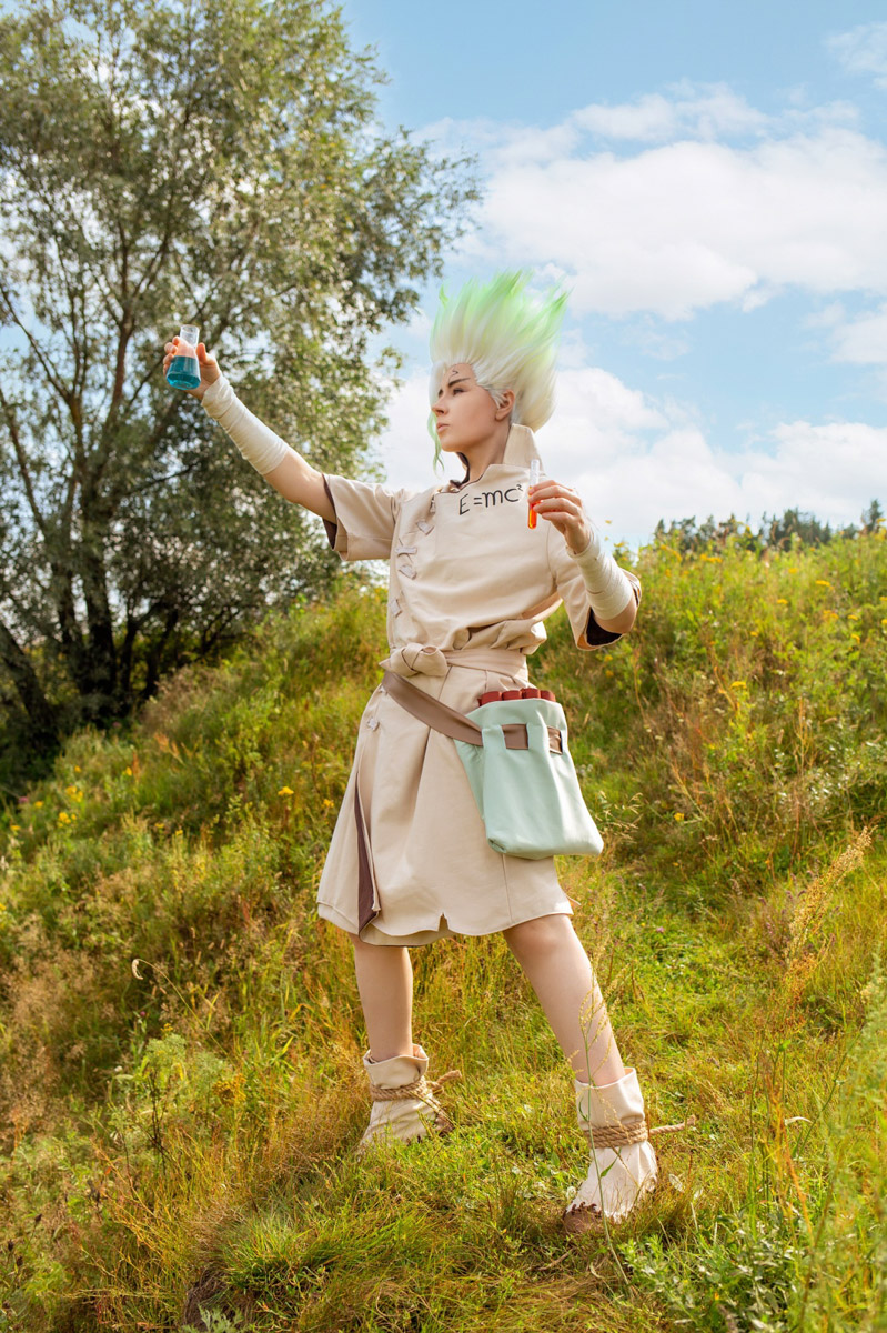 Участники косплей-команды из Владимирской области организовали фотосессию на тему популярного аниме. Все костюмы ребята сделали своими руками. В результате персонажи «Доктора Стоуна» материализовались прямо на берегу реки Клязьмы.