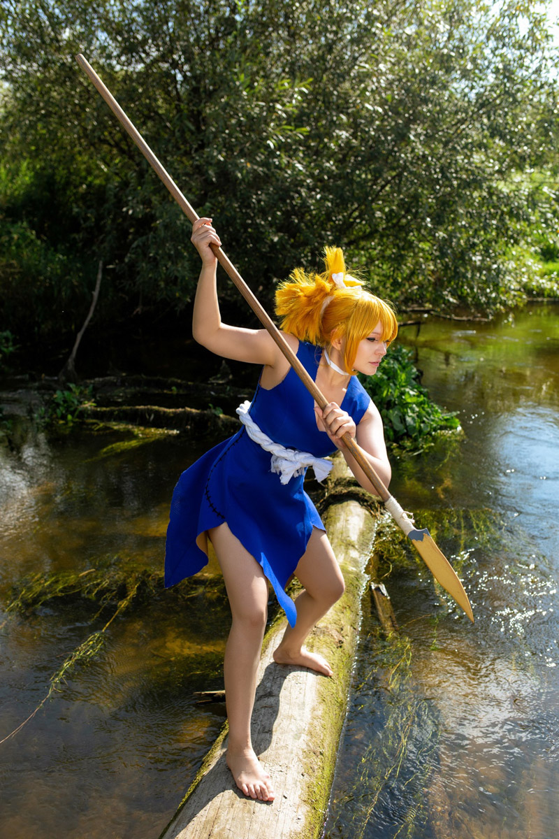 Участники косплей-команды из Владимирской области организовали фотосессию на тему популярного аниме. Все костюмы ребята сделали своими руками. В результате персонажи «Доктора Стоуна» материализовались прямо на берегу реки Клязьмы.