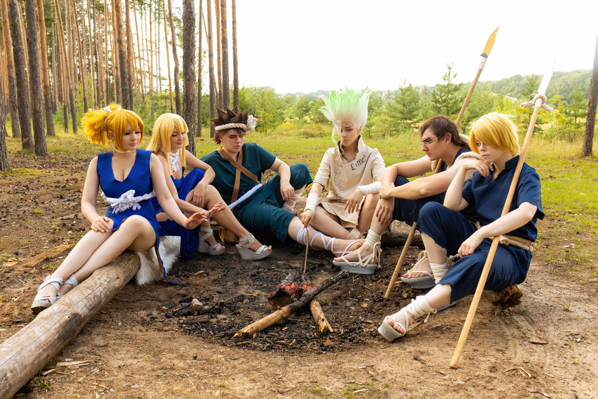 Участники косплей-команды из Владимирской области организовали фотосессию на тему популярного аниме. Все костюмы ребята сделали своими руками. В результате персонажи «Доктора Стоуна» материализовались прямо на берегу реки Клязьмы.