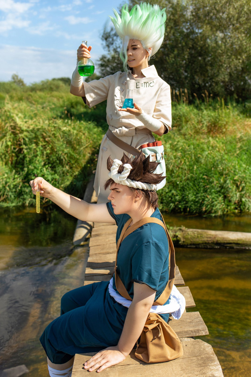 Участники косплей-команды из Владимирской области организовали фотосессию на тему популярного аниме. Все костюмы ребята сделали своими руками. В результате персонажи «Доктора Стоуна» материализовались прямо на берегу реки Клязьмы.
