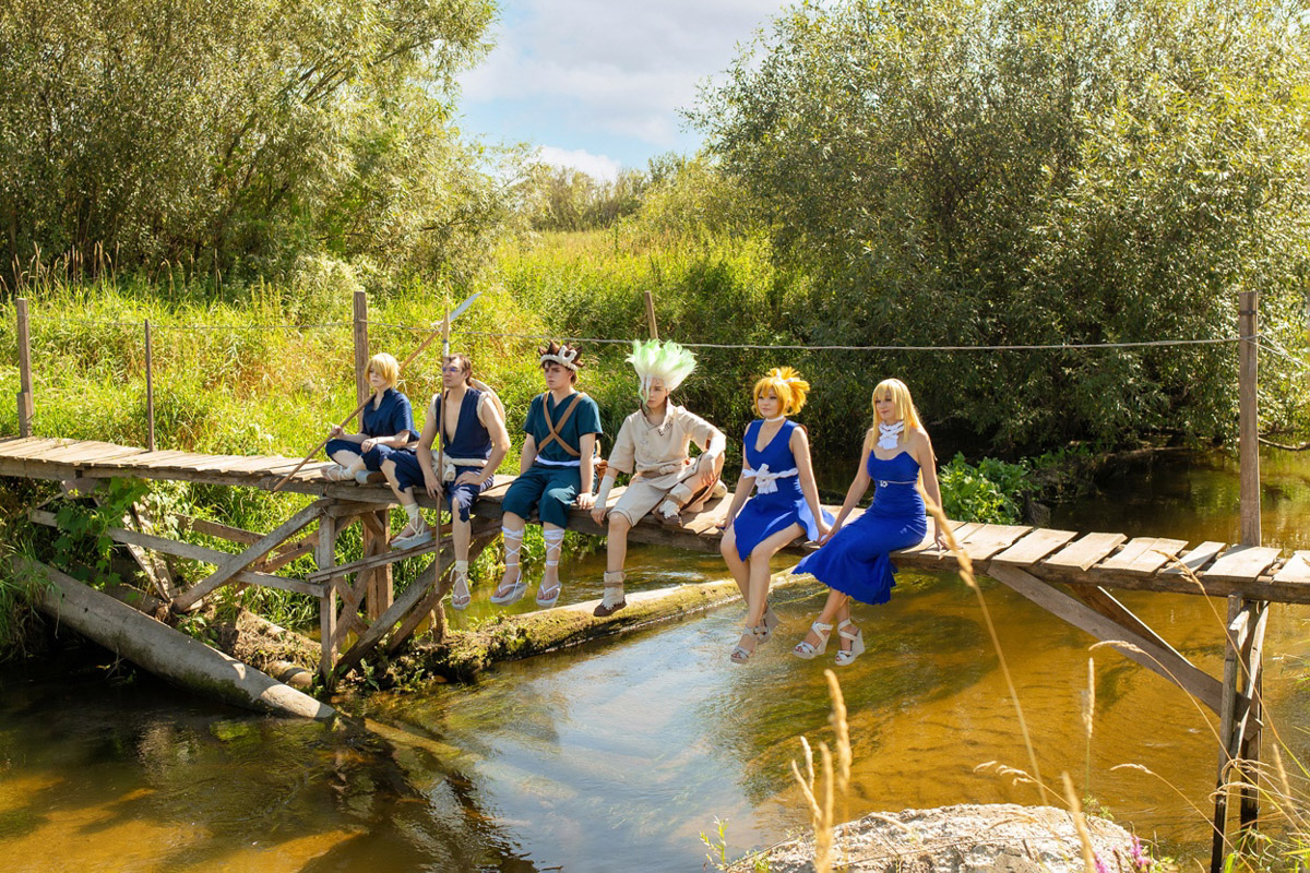 Участники косплей-команды из Владимирской области организовали фотосессию на тему популярного аниме. Все костюмы ребята сделали своими руками. В результате персонажи «Доктора Стоуна» материализовались прямо на берегу реки Клязьмы.