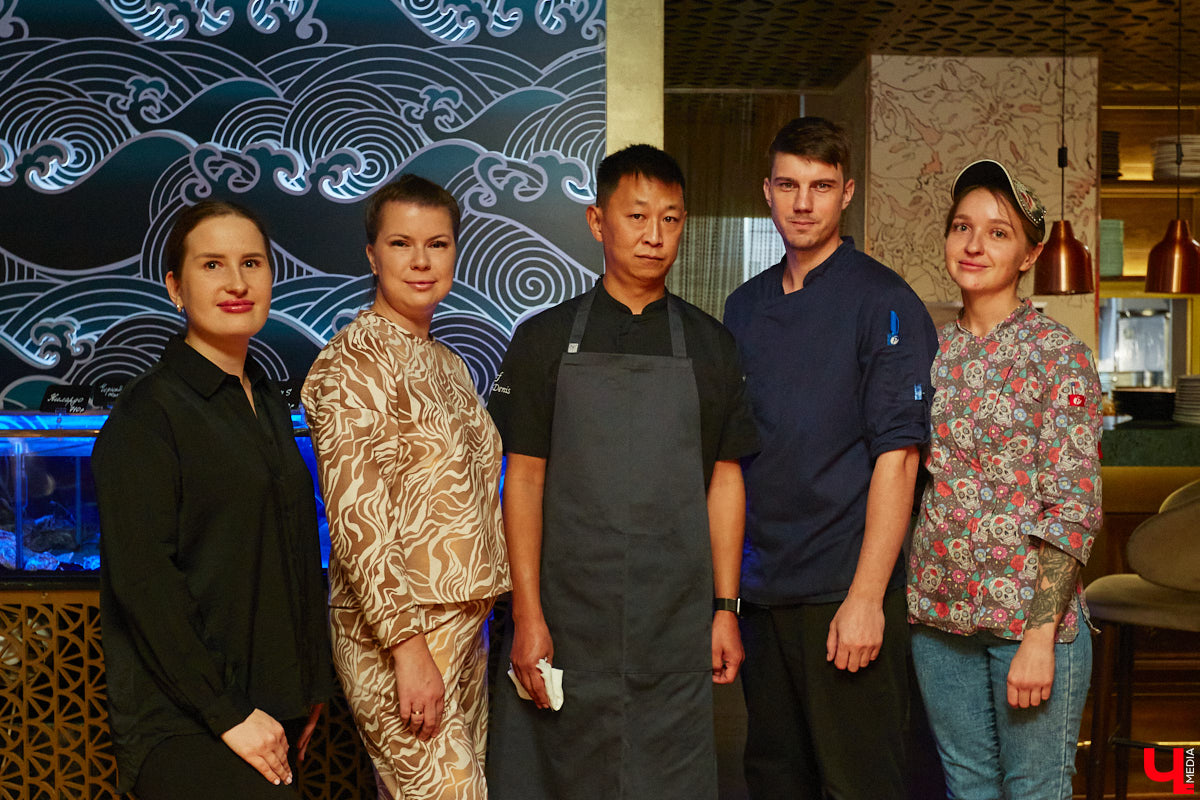 Только представьте: огромную рыбину весом в 60 килограммов, выловленную в водах Индийского океана у берегов Шри-Ланки, меньше чем за сутки доставили на самолете в Москву, чтобы вечером следующего дня владимирские гурманы смогли насладиться ее вкусом. Подробности этого уникального для гастрономической жизни города события в фоторепортаже «Ключ-Медиа».