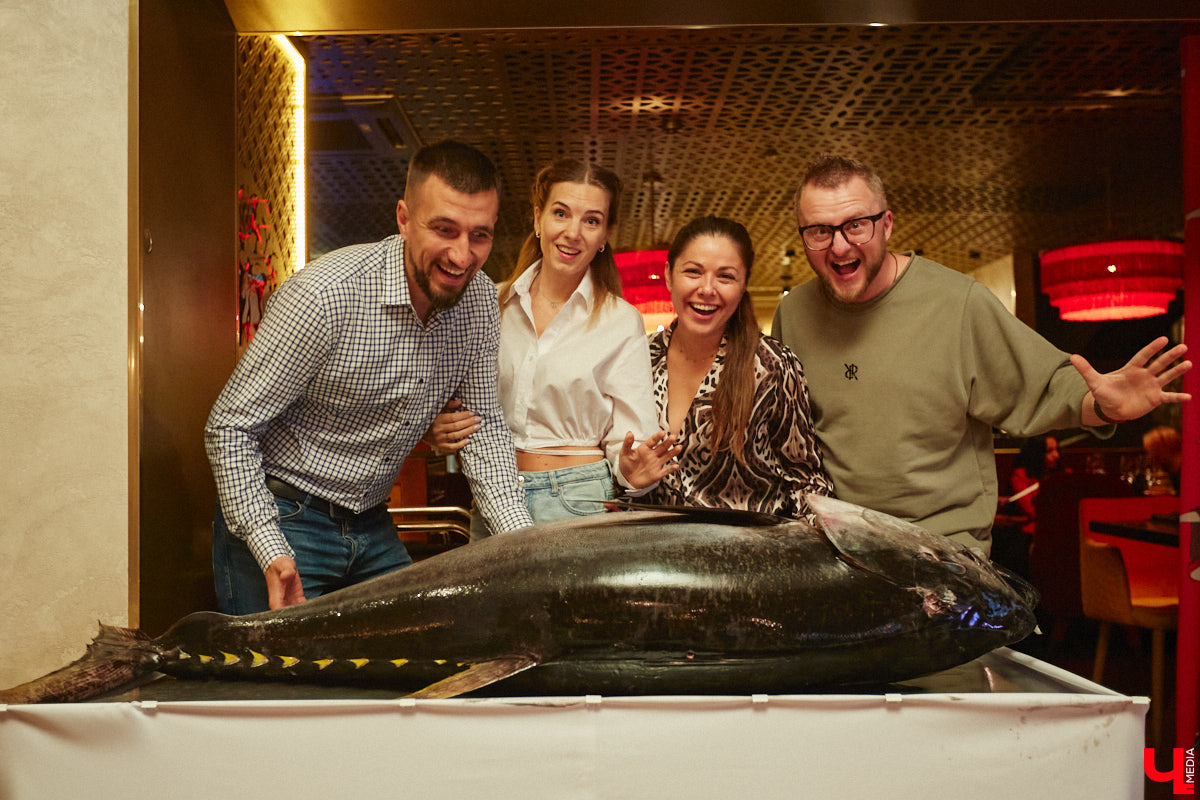 Только представьте: огромную рыбину весом в 60 килограммов, выловленную в водах Индийского океана у берегов Шри-Ланки, меньше чем за сутки доставили на самолете в Москву, чтобы вечером следующего дня владимирские гурманы смогли насладиться ее вкусом. Подробности этого уникального для гастрономической жизни города события в фоторепортаже «Ключ-Медиа».