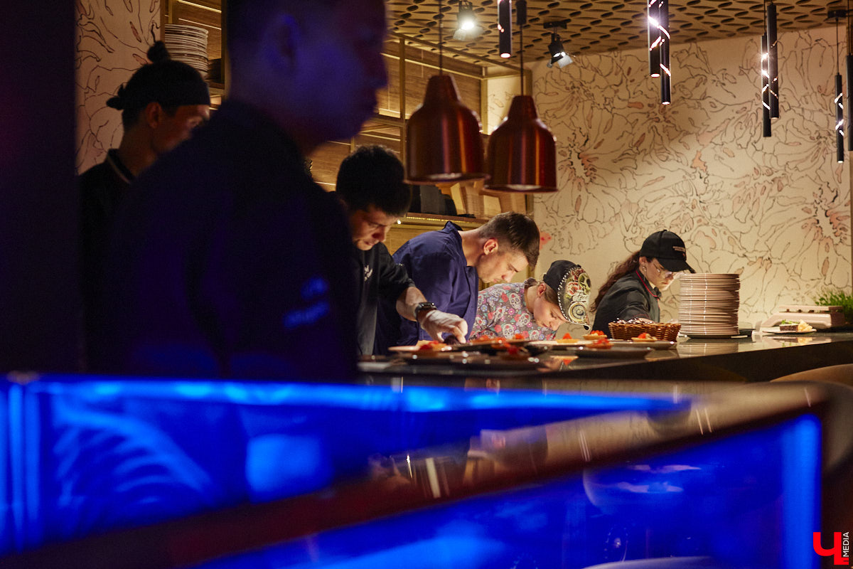 Только представьте: огромную рыбину весом в 60 килограммов, выловленную в водах Индийского океана у берегов Шри-Ланки, меньше чем за сутки доставили на самолете в Москву, чтобы вечером следующего дня владимирские гурманы смогли насладиться ее вкусом. Подробности этого уникального для гастрономической жизни города события в фоторепортаже «Ключ-Медиа».