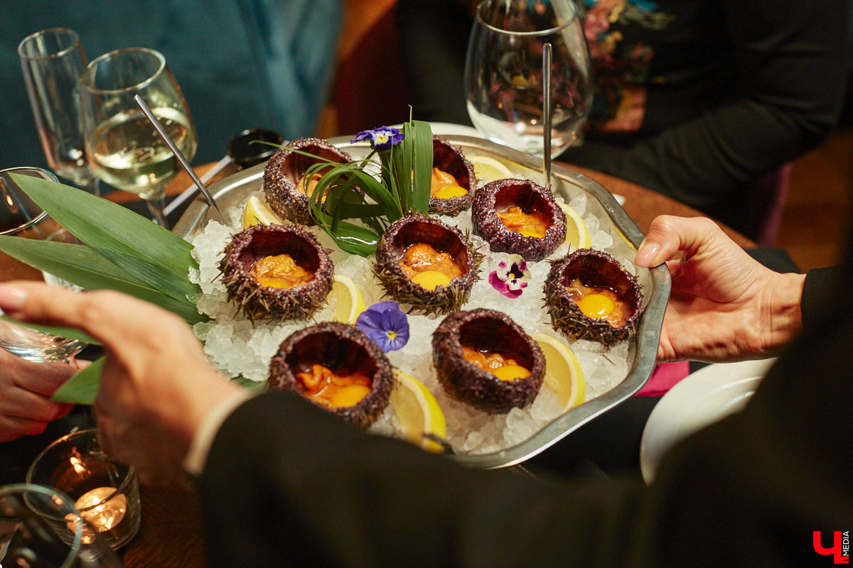 Только представьте: огромную рыбину весом в 60 килограммов, выловленную в водах Индийского океана у берегов Шри-Ланки, меньше чем за сутки доставили на самолете в Москву, чтобы вечером следующего дня владимирские гурманы смогли насладиться ее вкусом. Подробности этого уникального для гастрономической жизни города события в фоторепортаже «Ключ-Медиа».