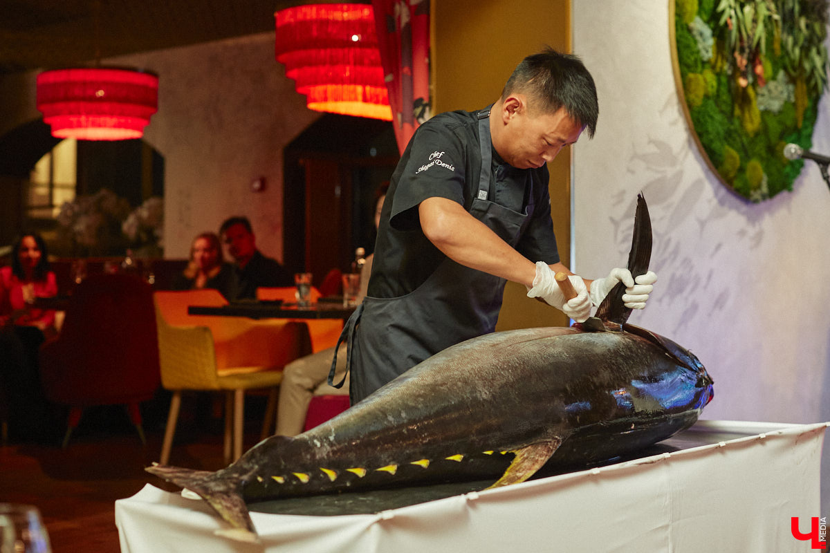 Только представьте: огромную рыбину весом в 60 килограммов, выловленную в водах Индийского океана у берегов Шри-Ланки, меньше чем за сутки доставили на самолете в Москву, чтобы вечером следующего дня владимирские гурманы смогли насладиться ее вкусом. Подробности этого уникального для гастрономической жизни города события в фоторепортаже «Ключ-Медиа».