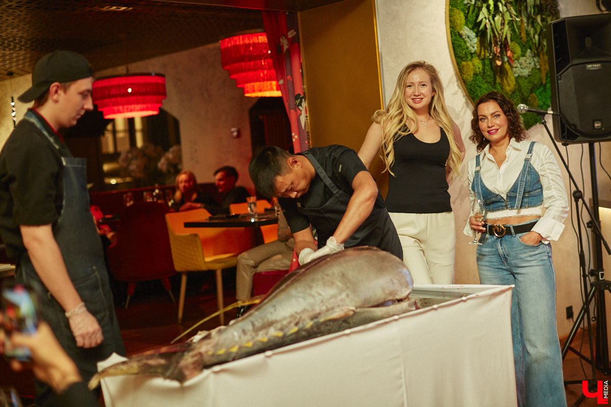 Только представьте: огромную рыбину весом в 60 килограммов, выловленную в водах Индийского океана у берегов Шри-Ланки, меньше чем за сутки доставили на самолете в Москву, чтобы вечером следующего дня владимирские гурманы смогли насладиться ее вкусом. Подробности этого уникального для гастрономической жизни города события в фоторепортаже «Ключ-Медиа».