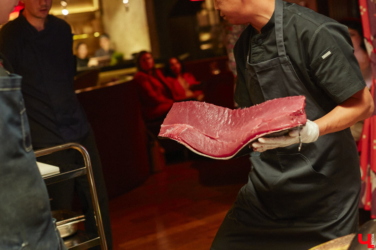 Только представьте: огромную рыбину весом в 60 килограммов, выловленную в водах Индийского океана у берегов Шри-Ланки, меньше чем за сутки доставили на самолете в Москву, чтобы вечером следующего дня владимирские гурманы смогли насладиться ее вкусом. Подробности этого уникального для гастрономической жизни города события в фоторепортаже «Ключ-Медиа».