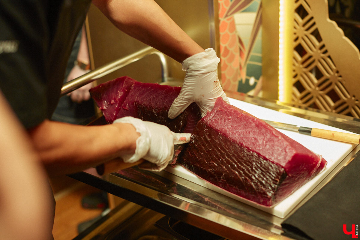 Только представьте: огромную рыбину весом в 60 килограммов, выловленную в водах Индийского океана у берегов Шри-Ланки, меньше чем за сутки доставили на самолете в Москву, чтобы вечером следующего дня владимирские гурманы смогли насладиться ее вкусом. Подробности этого уникального для гастрономической жизни города события в фоторепортаже «Ключ-Медиа».