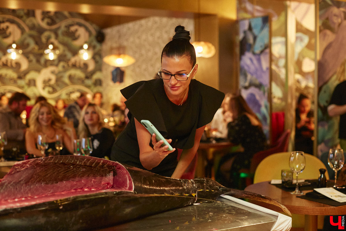 Только представьте: огромную рыбину весом в 60 килограммов, выловленную в водах Индийского океана у берегов Шри-Ланки, меньше чем за сутки доставили на самолете в Москву, чтобы вечером следующего дня владимирские гурманы смогли насладиться ее вкусом. Подробности этого уникального для гастрономической жизни города события в фоторепортаже «Ключ-Медиа».