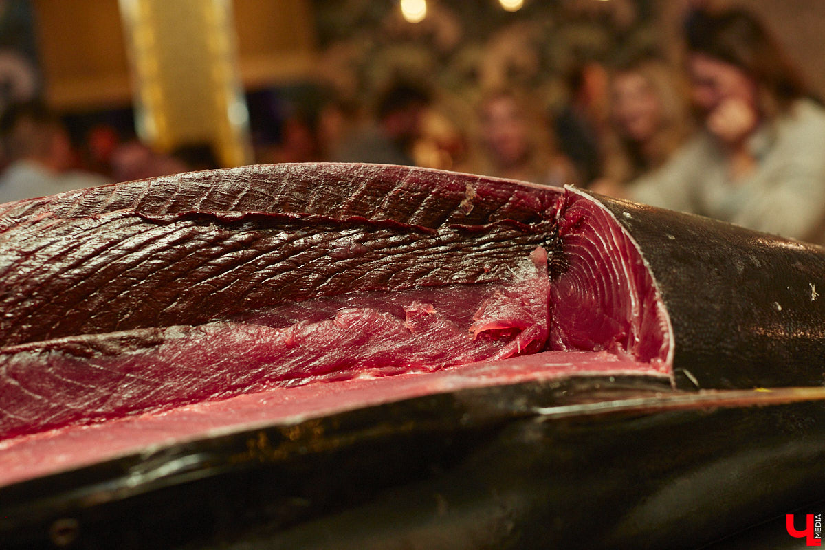 Только представьте: огромную рыбину весом в 60 килограммов, выловленную в водах Индийского океана у берегов Шри-Ланки, меньше чем за сутки доставили на самолете в Москву, чтобы вечером следующего дня владимирские гурманы смогли насладиться ее вкусом. Подробности этого уникального для гастрономической жизни города события в фоторепортаже «Ключ-Медиа».