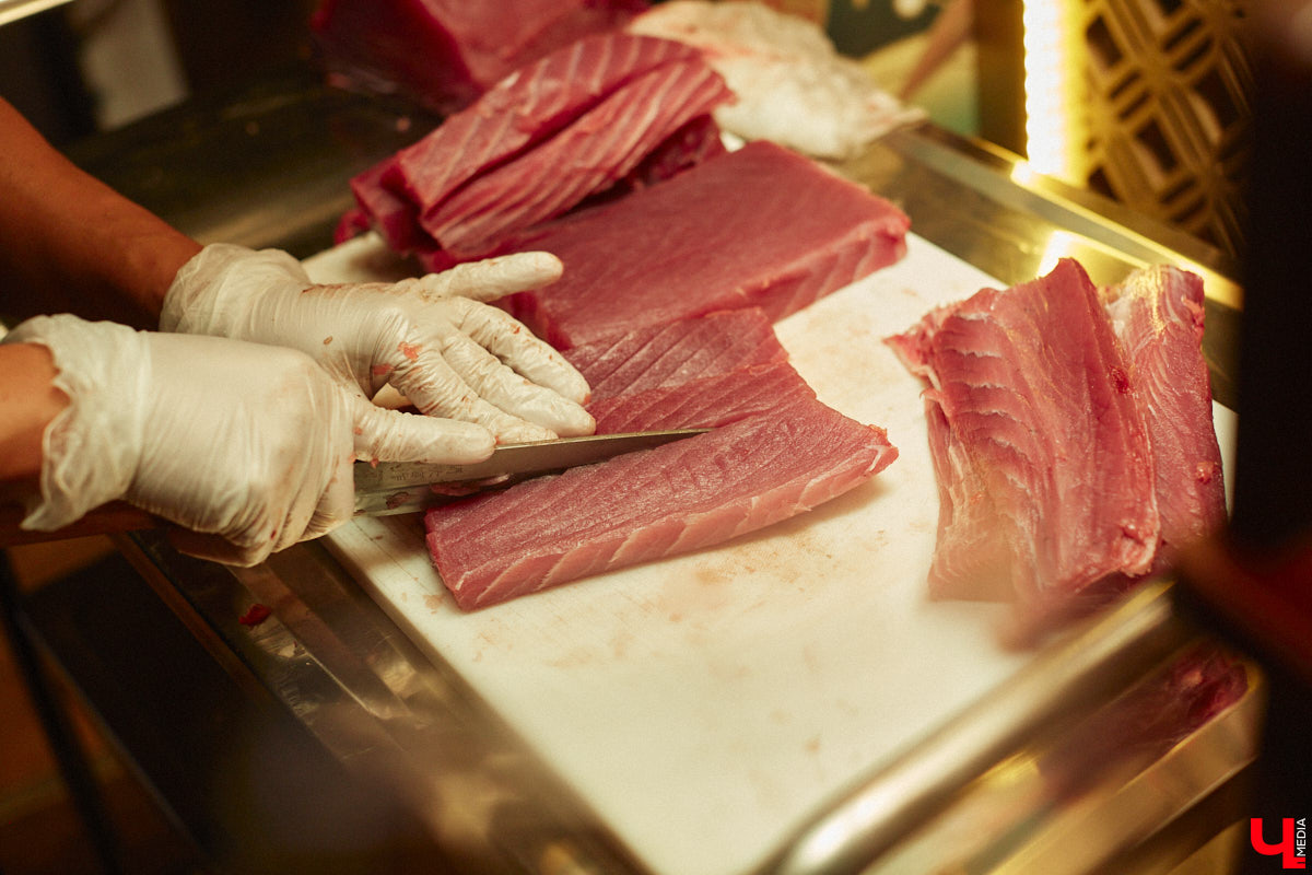 Только представьте: огромную рыбину весом в 60 килограммов, выловленную в водах Индийского океана у берегов Шри-Ланки, меньше чем за сутки доставили на самолете в Москву, чтобы вечером следующего дня владимирские гурманы смогли насладиться ее вкусом. Подробности этого уникального для гастрономической жизни города события в фоторепортаже «Ключ-Медиа».