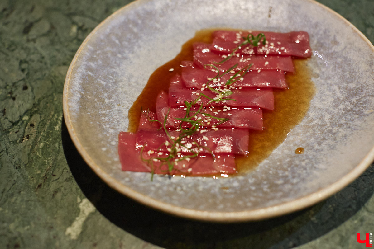 Только представьте: огромную рыбину весом в 60 килограммов, выловленную в водах Индийского океана у берегов Шри-Ланки, меньше чем за сутки доставили на самолете в Москву, чтобы вечером следующего дня владимирские гурманы смогли насладиться ее вкусом. Подробности этого уникального для гастрономической жизни города события в фоторепортаже «Ключ-Медиа».