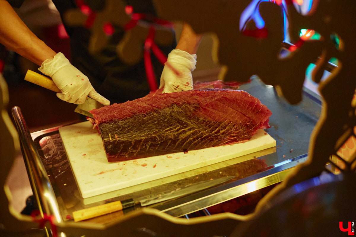 Только представьте: огромную рыбину весом в 60 килограммов, выловленную в водах Индийского океана у берегов Шри-Ланки, меньше чем за сутки доставили на самолете в Москву, чтобы вечером следующего дня владимирские гурманы смогли насладиться ее вкусом. Подробности этого уникального для гастрономической жизни города события в фоторепортаже «Ключ-Медиа».