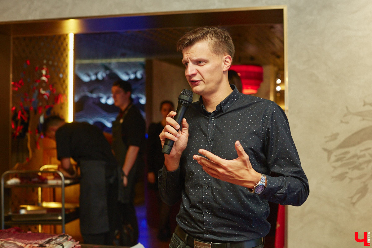 Только представьте: огромную рыбину весом в 60 килограммов, выловленную в водах Индийского океана у берегов Шри-Ланки, меньше чем за сутки доставили на самолете в Москву, чтобы вечером следующего дня владимирские гурманы смогли насладиться ее вкусом. Подробности этого уникального для гастрономической жизни города события в фоторепортаже «Ключ-Медиа».