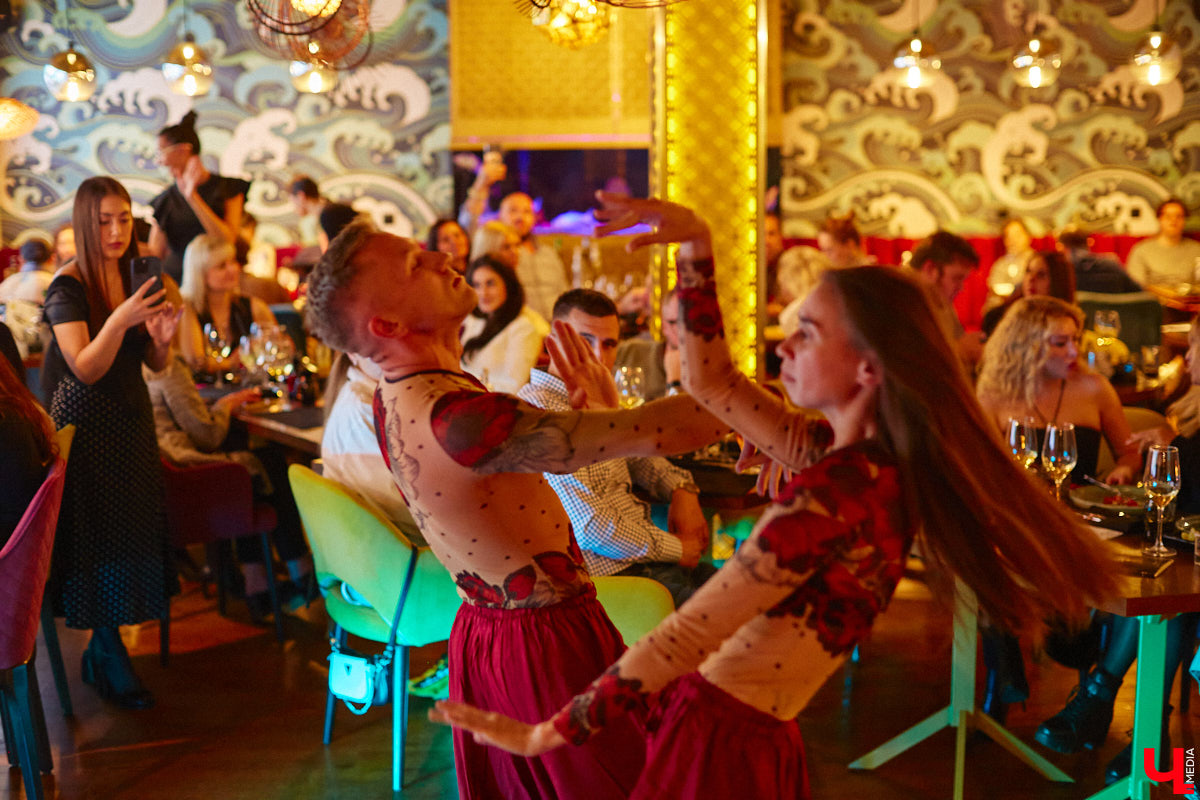 Только представьте: огромную рыбину весом в 60 килограммов, выловленную в водах Индийского океана у берегов Шри-Ланки, меньше чем за сутки доставили на самолете в Москву, чтобы вечером следующего дня владимирские гурманы смогли насладиться ее вкусом. Подробности этого уникального для гастрономической жизни города события в фоторепортаже «Ключ-Медиа».