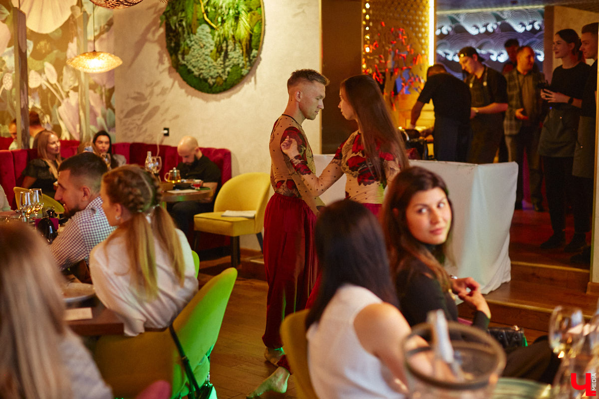 Только представьте: огромную рыбину весом в 60 килограммов, выловленную в водах Индийского океана у берегов Шри-Ланки, меньше чем за сутки доставили на самолете в Москву, чтобы вечером следующего дня владимирские гурманы смогли насладиться ее вкусом. Подробности этого уникального для гастрономической жизни города события в фоторепортаже «Ключ-Медиа».