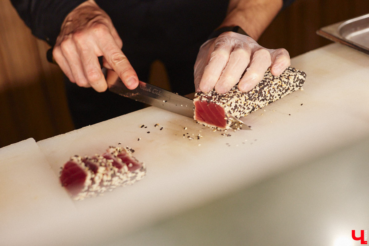 Только представьте: огромную рыбину весом в 60 килограммов, выловленную в водах Индийского океана у берегов Шри-Ланки, меньше чем за сутки доставили на самолете в Москву, чтобы вечером следующего дня владимирские гурманы смогли насладиться ее вкусом. Подробности этого уникального для гастрономической жизни города события в фоторепортаже «Ключ-Медиа».