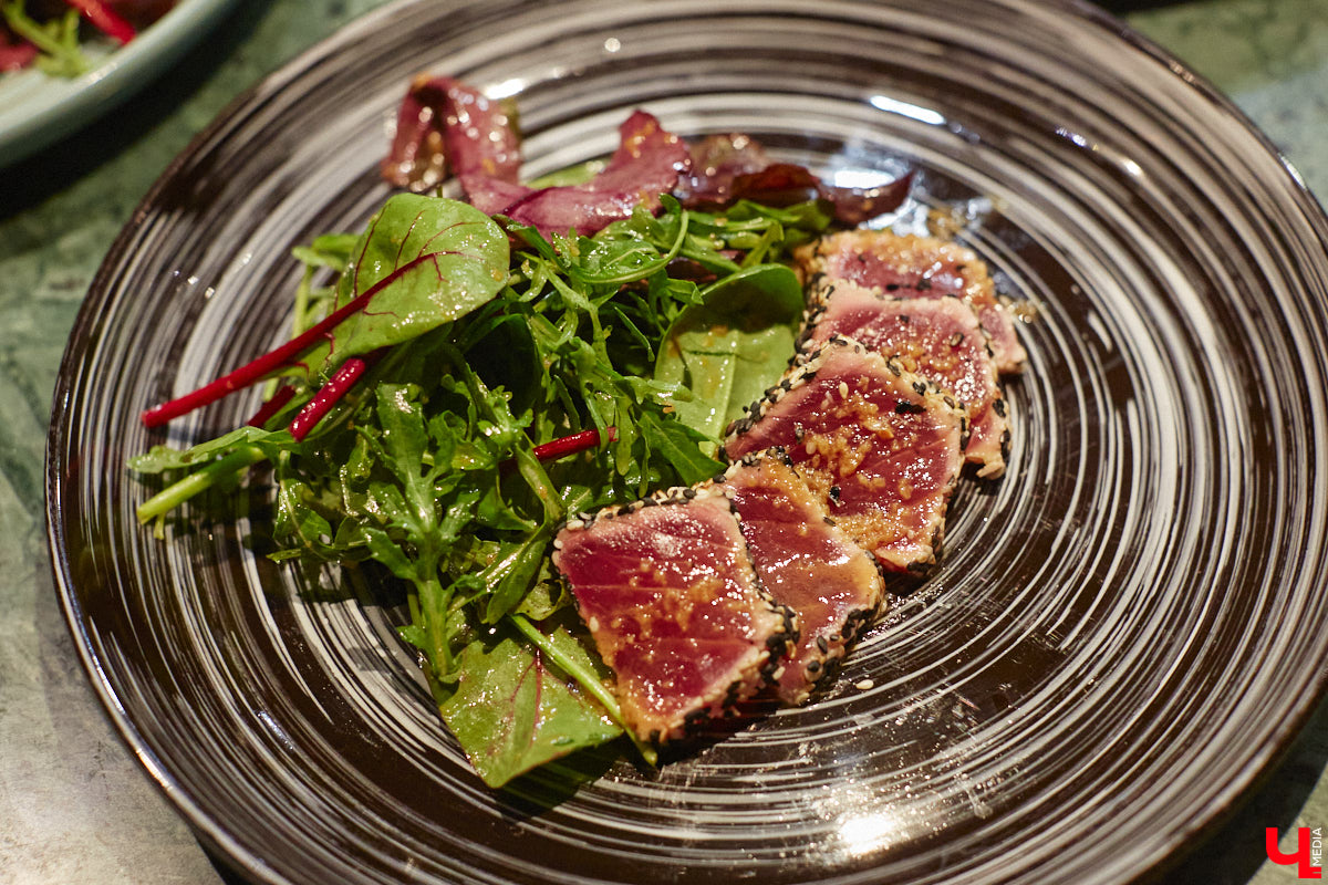 Только представьте: огромную рыбину весом в 60 килограммов, выловленную в водах Индийского океана у берегов Шри-Ланки, меньше чем за сутки доставили на самолете в Москву, чтобы вечером следующего дня владимирские гурманы смогли насладиться ее вкусом. Подробности этого уникального для гастрономической жизни города события в фоторепортаже «Ключ-Медиа».