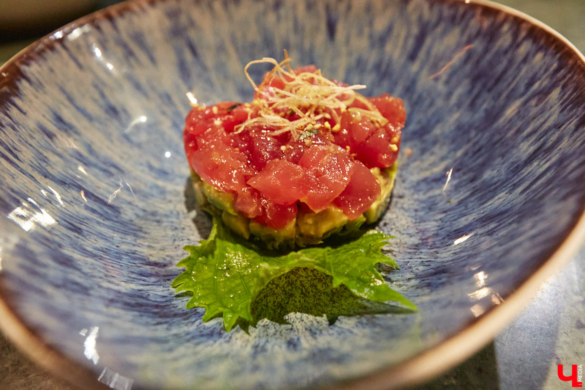 Только представьте: огромную рыбину весом в 60 килограммов, выловленную в водах Индийского океана у берегов Шри-Ланки, меньше чем за сутки доставили на самолете в Москву, чтобы вечером следующего дня владимирские гурманы смогли насладиться ее вкусом. Подробности этого уникального для гастрономической жизни города события в фоторепортаже «Ключ-Медиа».