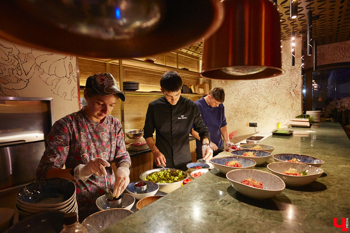 Только представьте: огромную рыбину весом в 60 килограммов, выловленную в водах Индийского океана у берегов Шри-Ланки, меньше чем за сутки доставили на самолете в Москву, чтобы вечером следующего дня владимирские гурманы смогли насладиться ее вкусом. Подробности этого уникального для гастрономической жизни города события в фоторепортаже «Ключ-Медиа».