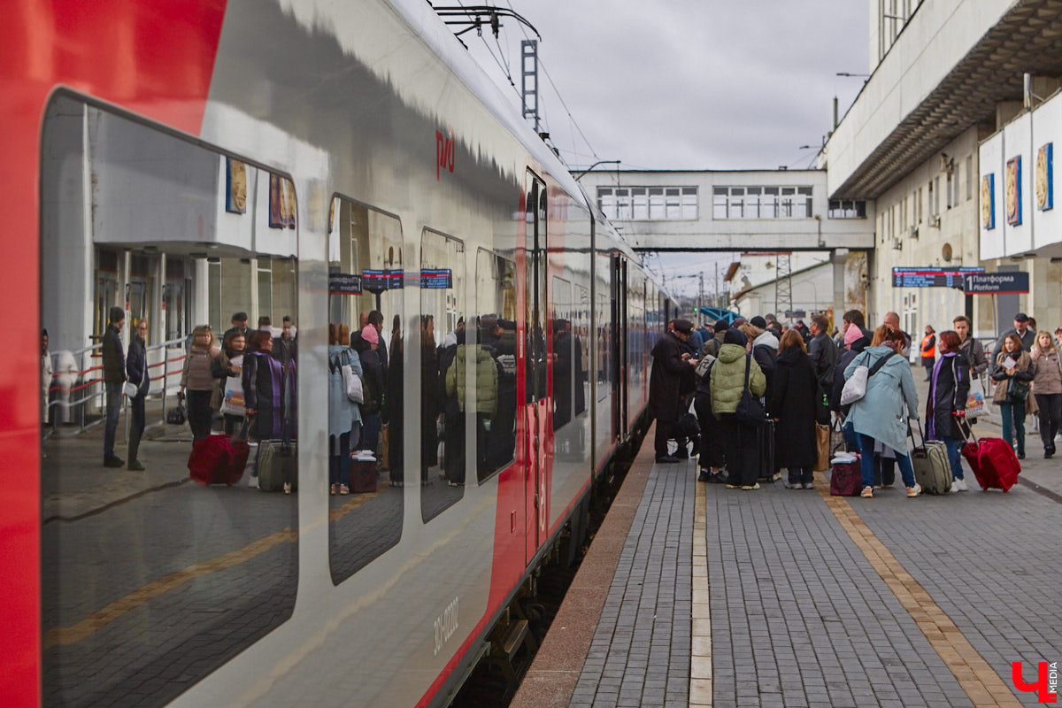 В субботу на вокзал областной столицы прибыл экскурсионный поезд. Он привез более 300 гостей из Самары в рамках проектов «Яркие выходные в Приволжье» и «Вагон знаний». Взрослые и школьники приехали к нам, чтобы познакомиться с историей и культурой древних городов Золотого кольца — Владимира и Суздаля. Для учащихся провели живой урок, а для туристов — обзорную экскурсию с дегустацией.