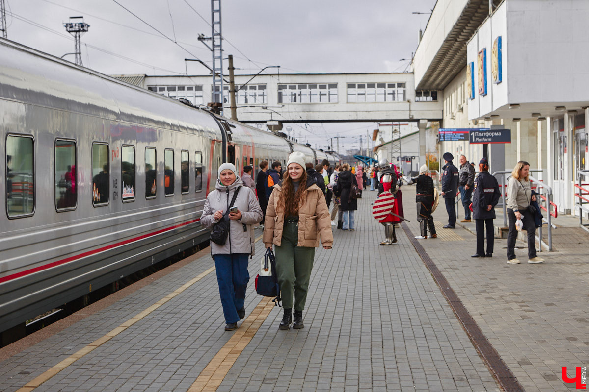 В субботу на вокзал областной столицы прибыл экскурсионный поезд. Он привез более 300 гостей из Самары в рамках проектов «Яркие выходные в Приволжье» и «Вагон знаний». Взрослые и школьники приехали к нам, чтобы познакомиться с историей и культурой древних городов Золотого кольца — Владимира и Суздаля. Для учащихся провели живой урок, а для туристов — обзорную экскурсию с дегустацией.