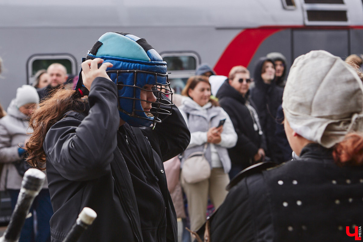 В субботу на вокзал областной столицы прибыл экскурсионный поезд. Он привез более 300 гостей из Самары в рамках проектов «Яркие выходные в Приволжье» и «Вагон знаний». Взрослые и школьники приехали к нам, чтобы познакомиться с историей и культурой древних городов Золотого кольца — Владимира и Суздаля. Для учащихся провели живой урок, а для туристов — обзорную экскурсию с дегустацией.