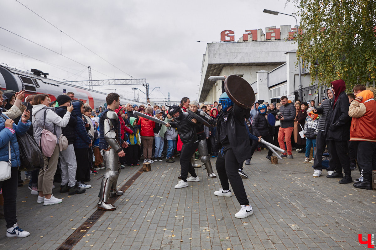 В субботу на вокзал областной столицы прибыл экскурсионный поезд. Он привез более 300 гостей из Самары в рамках проектов «Яркие выходные в Приволжье» и «Вагон знаний». Взрослые и школьники приехали к нам, чтобы познакомиться с историей и культурой древних городов Золотого кольца — Владимира и Суздаля. Для учащихся провели живой урок, а для туристов — обзорную экскурсию с дегустацией.