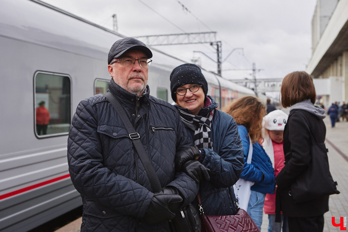 В субботу на вокзал областной столицы прибыл экскурсионный поезд. Он привез более 300 гостей из Самары в рамках проектов «Яркие выходные в Приволжье» и «Вагон знаний». Взрослые и школьники приехали к нам, чтобы познакомиться с историей и культурой древних городов Золотого кольца — Владимира и Суздаля. Для учащихся провели живой урок, а для туристов — обзорную экскурсию с дегустацией.
