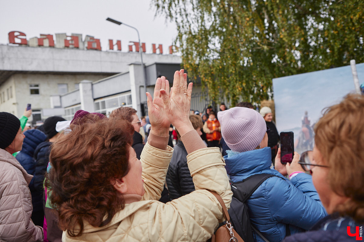В субботу на вокзал областной столицы прибыл экскурсионный поезд. Он привез более 300 гостей из Самары в рамках проектов «Яркие выходные в Приволжье» и «Вагон знаний». Взрослые и школьники приехали к нам, чтобы познакомиться с историей и культурой древних городов Золотого кольца — Владимира и Суздаля. Для учащихся провели живой урок, а для туристов — обзорную экскурсию с дегустацией.
