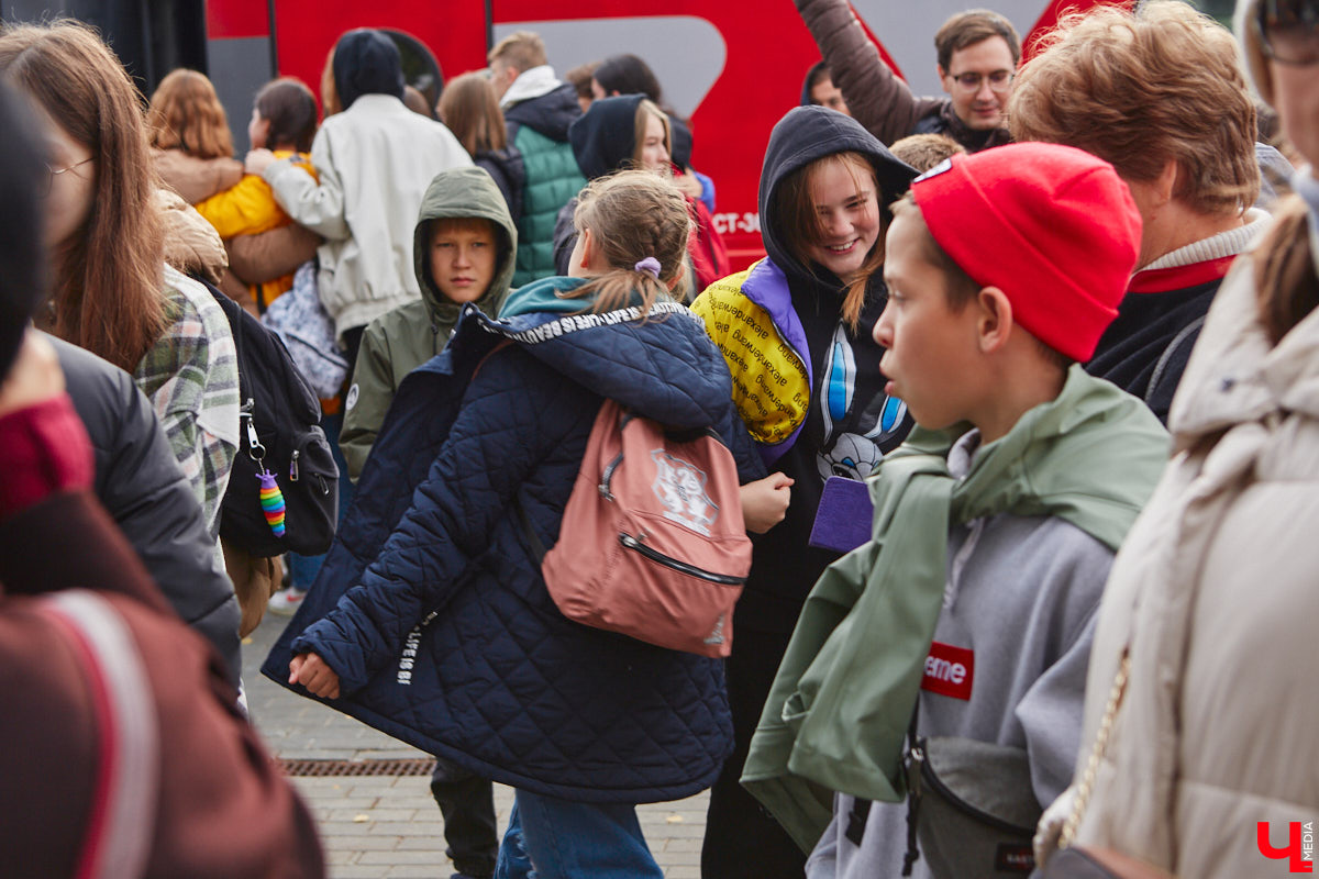 В субботу на вокзал областной столицы прибыл экскурсионный поезд. Он привез более 300 гостей из Самары в рамках проектов «Яркие выходные в Приволжье» и «Вагон знаний». Взрослые и школьники приехали к нам, чтобы познакомиться с историей и культурой древних городов Золотого кольца — Владимира и Суздаля. Для учащихся провели живой урок, а для туристов — обзорную экскурсию с дегустацией.