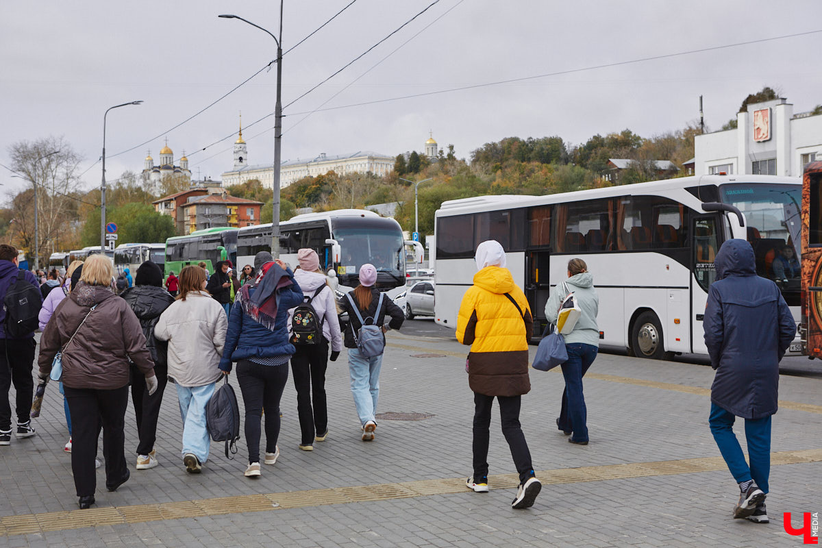 В субботу на вокзал областной столицы прибыл экскурсионный поезд. Он привез более 300 гостей из Самары в рамках проектов «Яркие выходные в Приволжье» и «Вагон знаний». Взрослые и школьники приехали к нам, чтобы познакомиться с историей и культурой древних городов Золотого кольца — Владимира и Суздаля. Для учащихся провели живой урок, а для туристов — обзорную экскурсию с дегустацией.