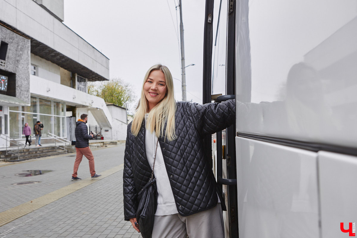 В субботу на вокзал областной столицы прибыл экскурсионный поезд. Он привез более 300 гостей из Самары в рамках проектов «Яркие выходные в Приволжье» и «Вагон знаний». Взрослые и школьники приехали к нам, чтобы познакомиться с историей и культурой древних городов Золотого кольца — Владимира и Суздаля. Для учащихся провели живой урок, а для туристов — обзорную экскурсию с дегустацией.