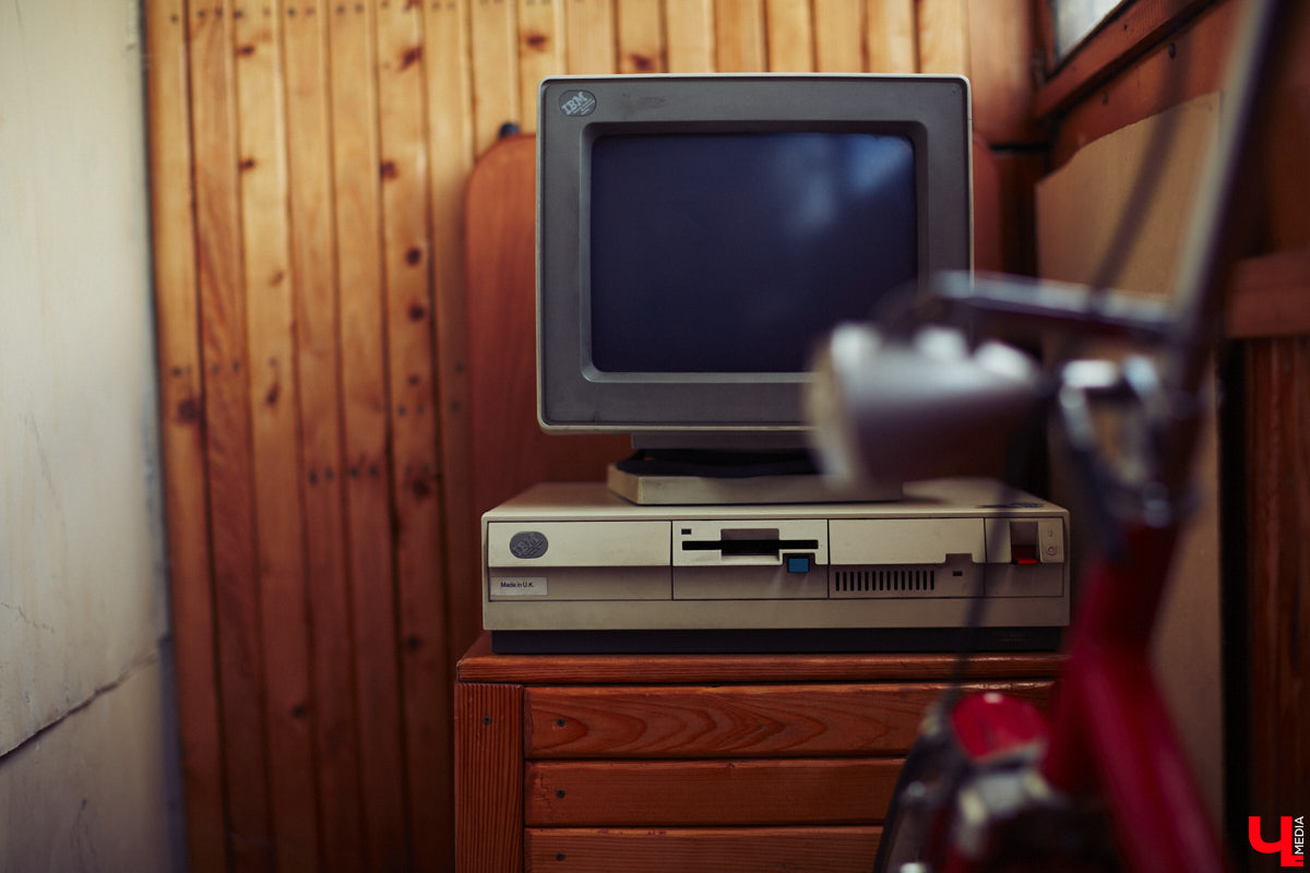 Наукой можно заниматься где угодно. Владимирец Вячеслав Мальцев и его друзья познают окружающий мир в обычной квартире. Там они ставят эксперименты, проводят опыты и разрабатывают интересные, а порой важные для будущего человечества вещи. «Ключ-Медиа» заглянул к ребятам в гости и узнал побольше об их перспективных проектах. Например, о создании биоэлектричества, «вечной батарейки» и трехметрового электросамоката.