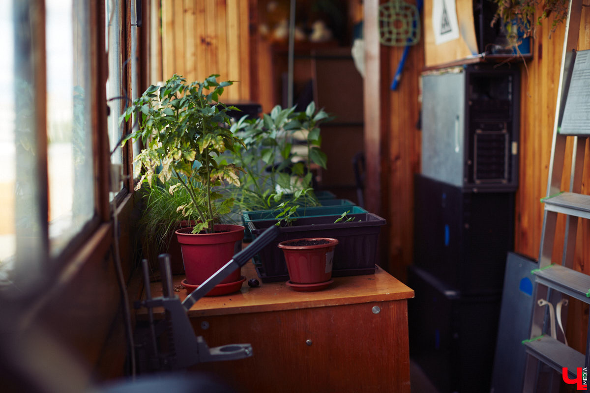 Наукой можно заниматься где угодно. Владимирец Вячеслав Мальцев и его друзья познают окружающий мир в обычной квартире. Там они ставят эксперименты, проводят опыты и разрабатывают интересные, а порой важные для будущего человечества вещи. «Ключ-Медиа» заглянул к ребятам в гости и узнал побольше об их перспективных проектах. Например, о создании биоэлектричества, «вечной батарейки» и трехметрового электросамоката.