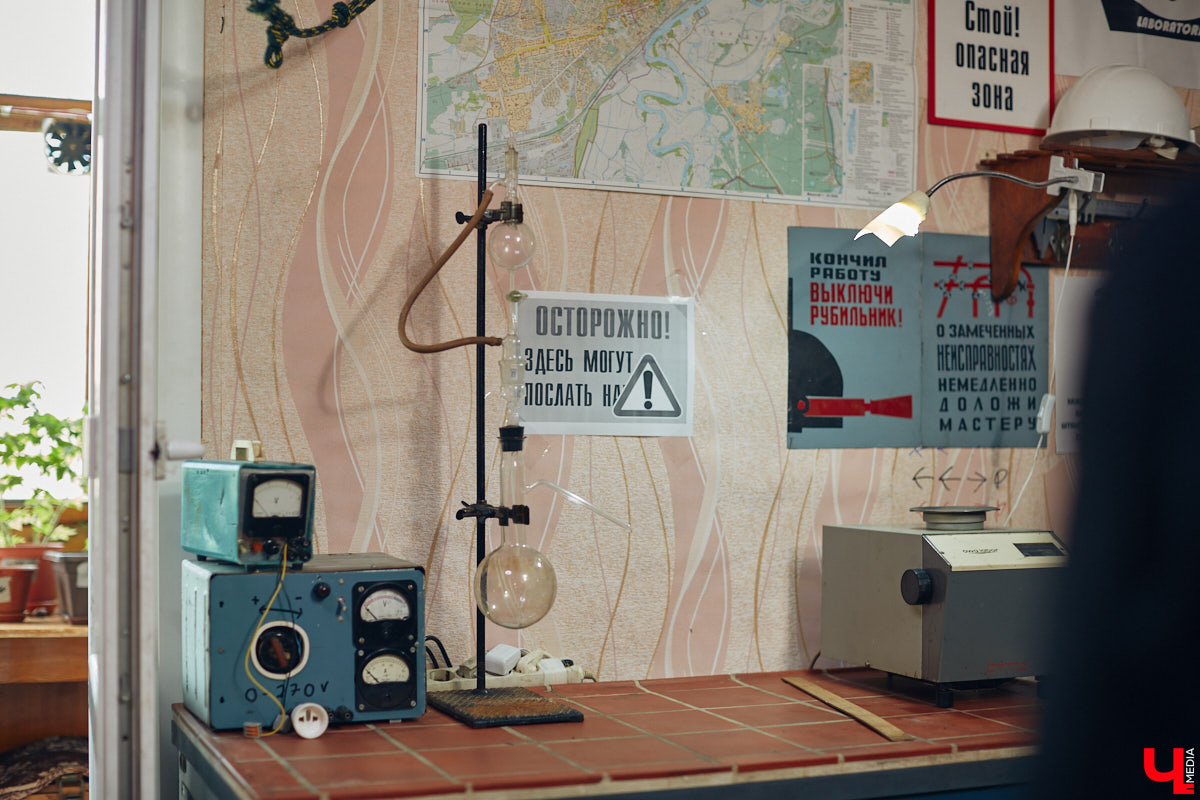 Наукой можно заниматься где угодно. Владимирец Вячеслав Мальцев и его друзья познают окружающий мир в обычной квартире. Там они ставят эксперименты, проводят опыты и разрабатывают интересные, а порой важные для будущего человечества вещи. «Ключ-Медиа» заглянул к ребятам в гости и узнал побольше об их перспективных проектах. Например, о создании биоэлектричества, «вечной батарейки» и трехметрового электросамоката.