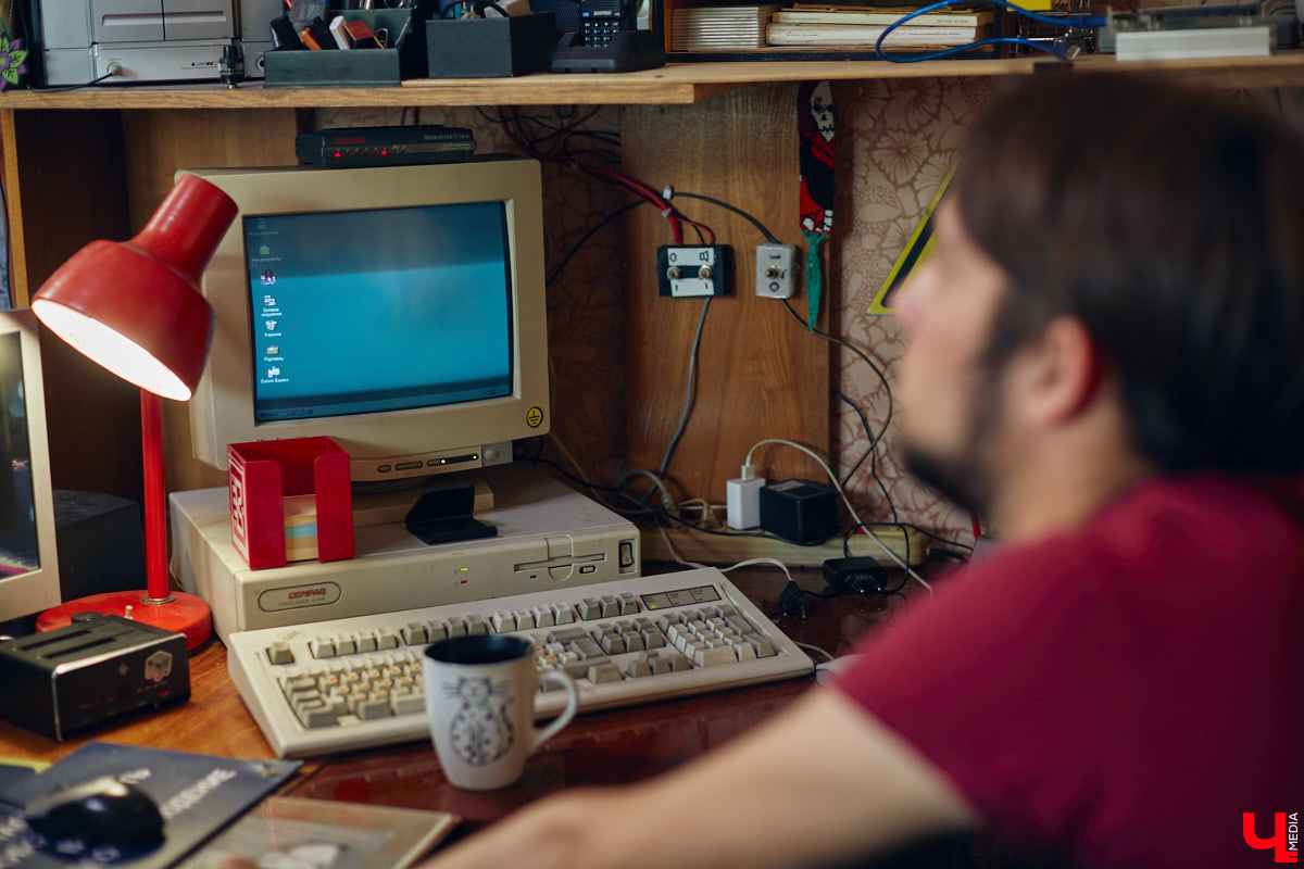 Наукой можно заниматься где угодно. Владимирец Вячеслав Мальцев и его друзья познают окружающий мир в обычной квартире. Там они ставят эксперименты, проводят опыты и разрабатывают интересные, а порой важные для будущего человечества вещи. «Ключ-Медиа» заглянул к ребятам в гости и узнал побольше об их перспективных проектах. Например, о создании биоэлектричества, «вечной батарейки» и трехметрового электросамоката.